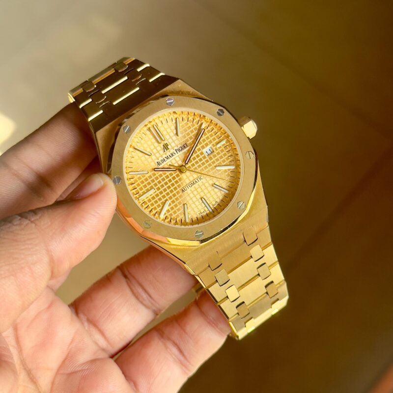 b979c6a0 1b43 489b a8fb 0e44762b9650 scaled https://spacetimewatch.com/shop/audemars-piguet-royal-oak-gold-edition/