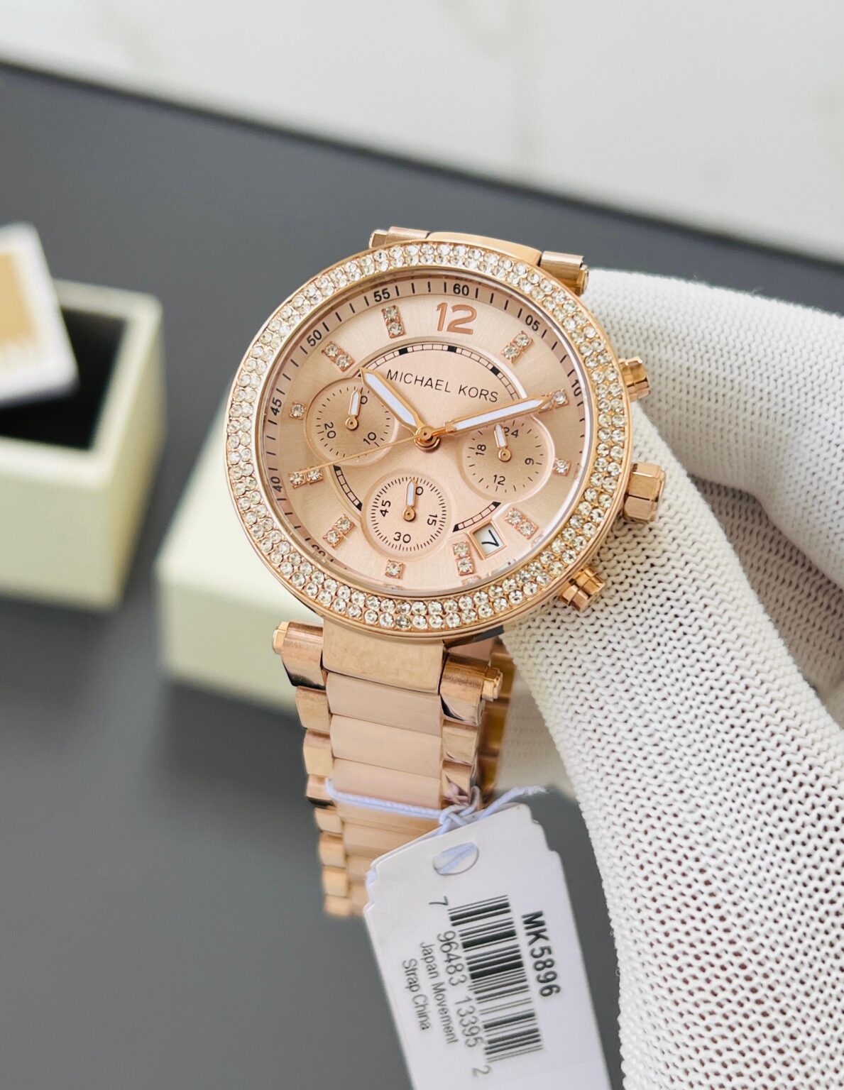 20fb2a85 ed48 4d50 9e88 3aeca25b9f10 scaled https://spacetimewatch.com/shop/michael-kors-parker-ceramic-chronograph/