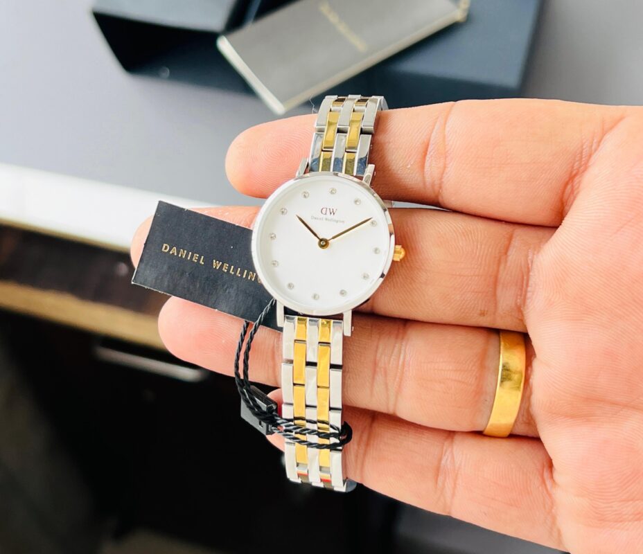 IMG 20241208 WA0065 scaled https://spacetimewatch.com/shop/dw-petite-lumine-bezel-5-link/