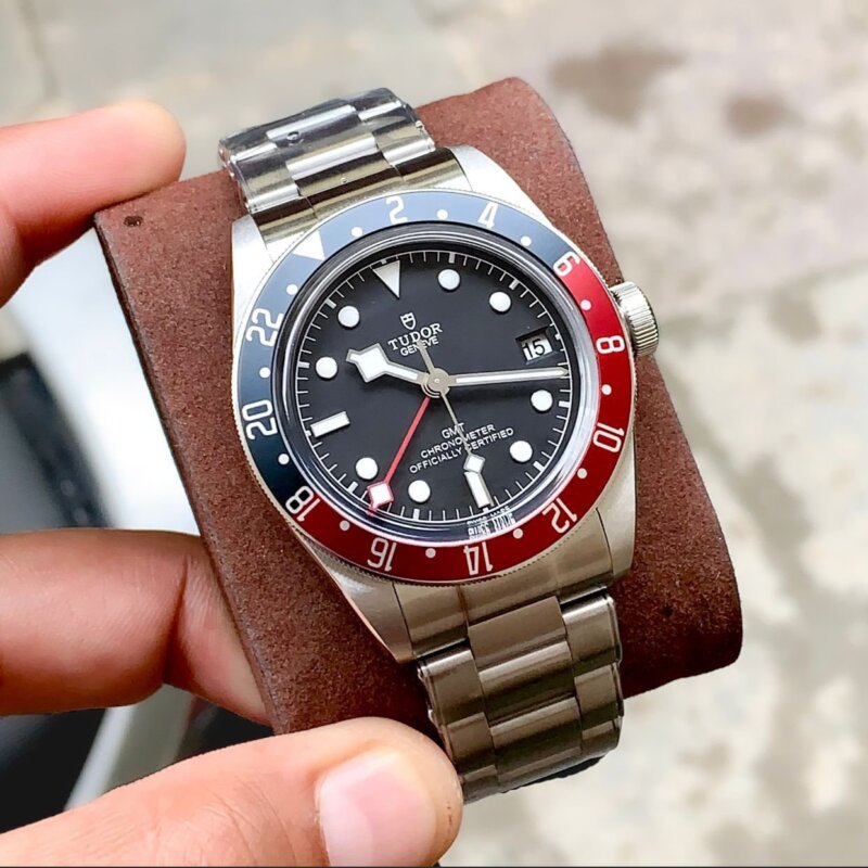 1000016653 https://spacetimewatch.com/shop/tudor-black-bay-chrono-premium/